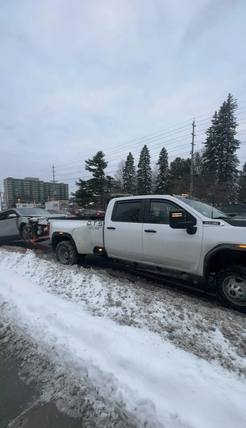 Night-time emergency towing service in Ottawa