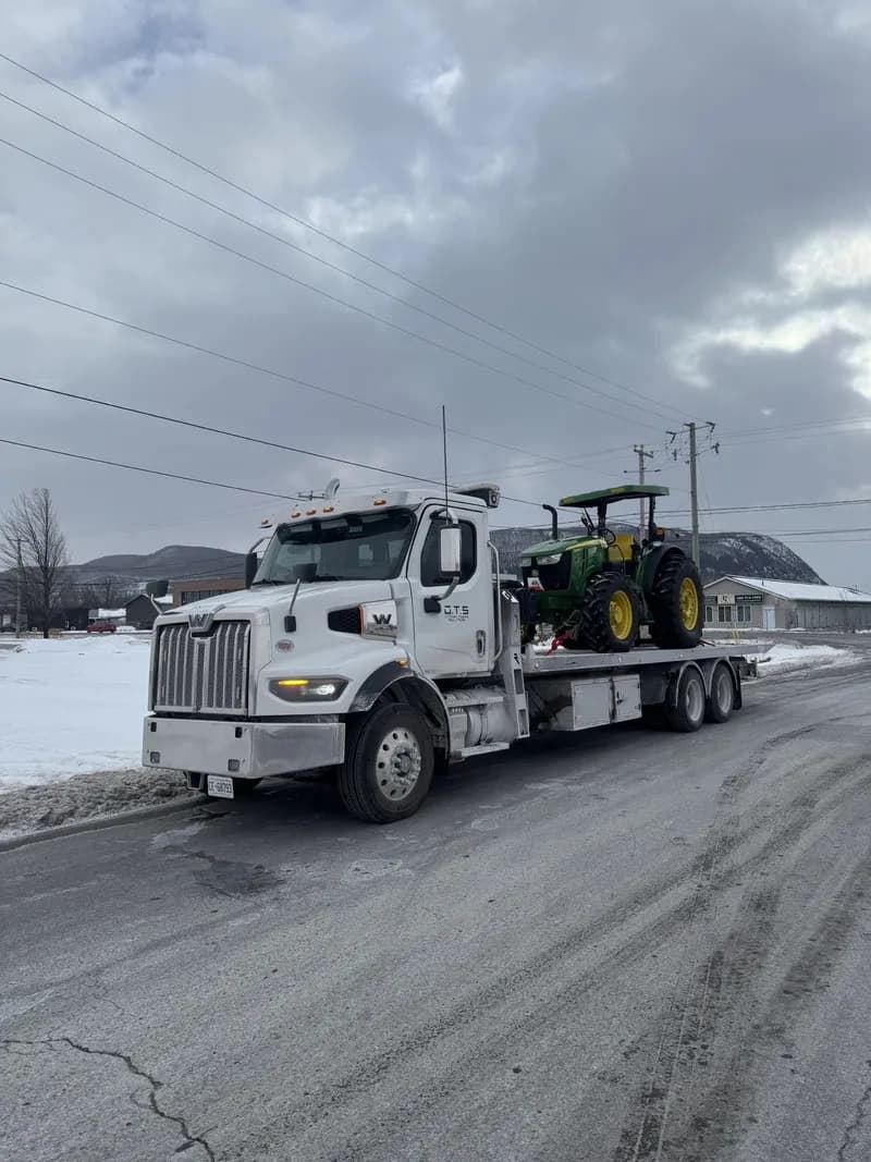 Tow truck responding to a call in downtown Ottawa